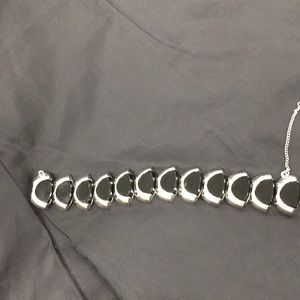 Ladies bracelet. 7 inches long great condition